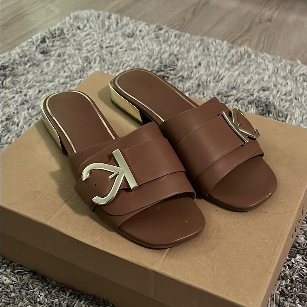 KENNETH COLE TAN BLOCK HEEL SANDALS